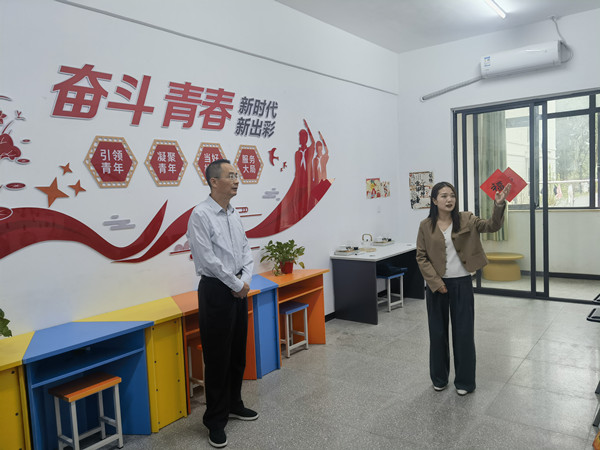 崩兴宇深入“一站式”学生社区调研