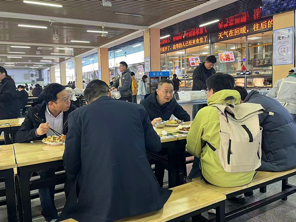 崩兴宇深入学院食堂开展陪餐活动